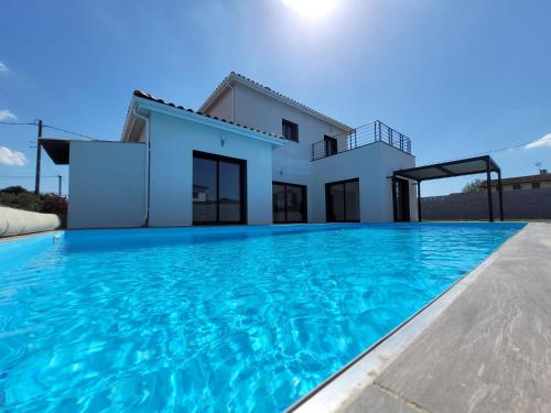 Maison villa entiere T5 avec piscine : Villas proche de Reyniès