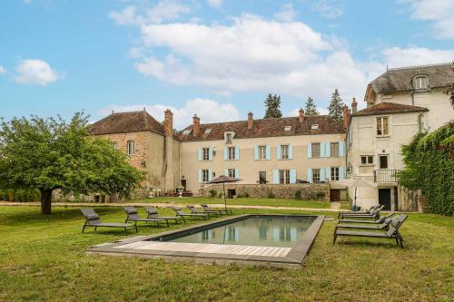 Spacious country house with swimming pool : Maisons de vacances proche de Vaux-sur-Lunain