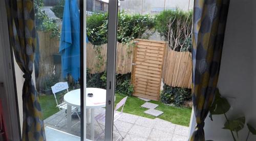 studio cosy indépendant avec baie vitrée et jolie terrasse : Appartements proche de Saint-Germain-sous-Doue
