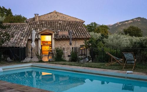 Secluded house with amazing view and swimming pool : Maisons de vacances proche de Beauvoisin