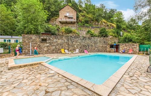Amazing Caravan In Conques-en-rouergues With Outdoor Swimming Pool, Wifi And 2 Bedrooms : Campings proche de Noailhac