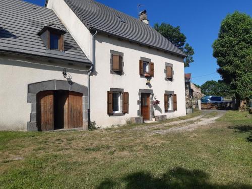 Gîte Ussel, 5 pièces, 9 personnes - FR-1-742-60 : Maisons de vacances proche de Neussargues-Moissac