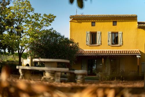Domaine de Nougayrol Large Luxury Villa with Private Pool, Free WiFi & Parking in Outstanding Vineyard : Villas proche de Gaja-et-Villedieu