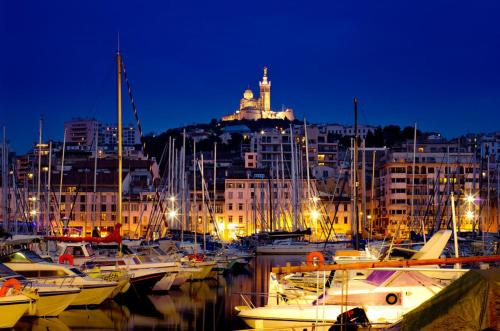 Nuit insolite à bord du Yacht Cyos : Bateaux-hotels proche du 2e Arrondissement de Marseille