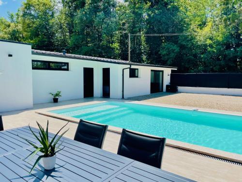 Belle dépendance avec piscine au calme Sud-Gironde : Appartements proche de Baurech