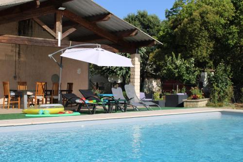 A la campagne - détente -piscine : Villas proche de Montdragon
