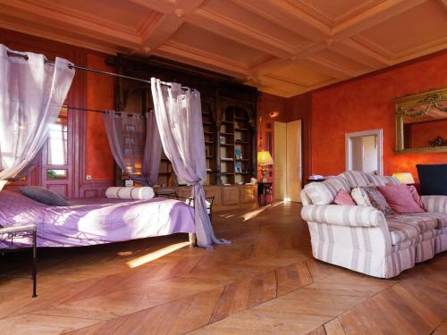 Romantic stay in a medieval castle with pool and restaurant among others : Maisons de vacances proche de Chaleix