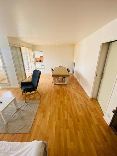 Annonce pour un appartement spacieux avec 2 chambres, un grand séjour et un balcon avec vue sur l-eau à Cergy-Port. : Appartements proche d'Osny