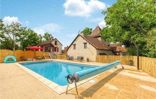 Amazing Home In Salvagnac Cajarc With Outdoor Swimming Pool, Wifi And 4 Bedrooms : Maisons de vacances proche de Cadrieu