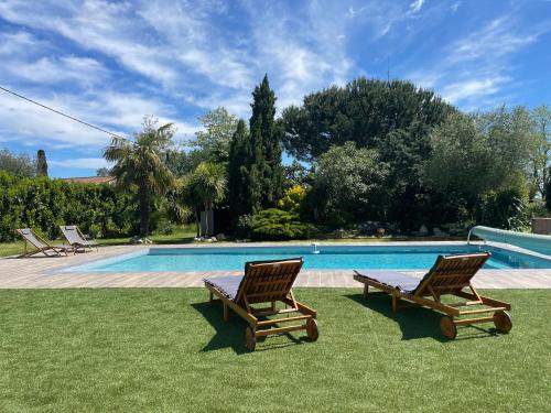 Gite confortable avec terrasse et piscine : Appartements proche de Reignac
