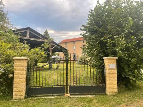 A beautiful french country villa with pool, jacuzzi and fitness room - Manoir de St Etienne : Villas proche de La Chapelle-Saint-Étienne
