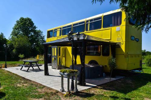 The Big Yellow Bus : Maisons de vacances proche de La Buxerette