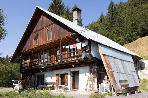 Chalet D'alpage Authentique : Maisons de vacances proche de Queige
