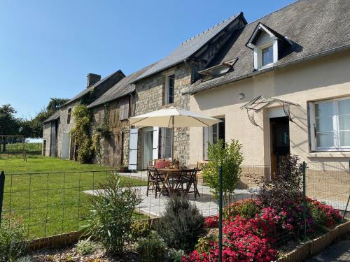 Entire Farm House stay, La Gérouardière : Maisons de vacances proche de Saint-Cyr-du-Bailleul