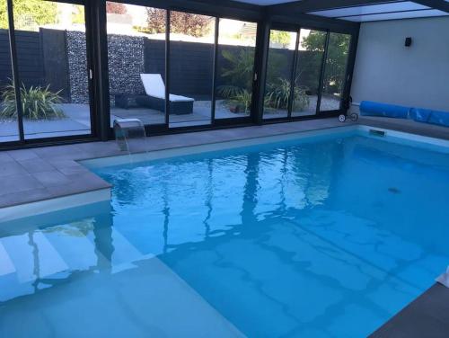 chambre d'hote dans villa avec piscine : B&B / Chambres d'hotes proche de Brains-sur-Gée