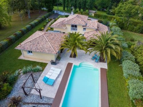 Superbe villa avec piscine dans un cadre verdoyant : Maisons de vacances proche de Saint-Martin-de-Seignanx