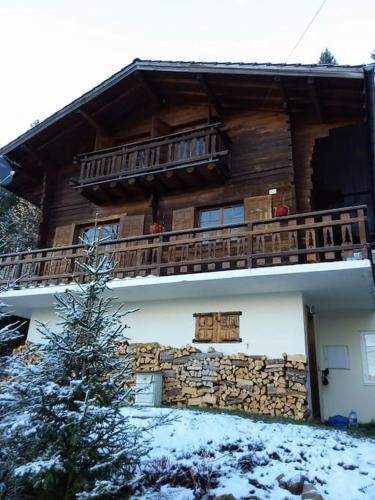Stunning Alpine Chalet with Hot tub and Games Room : Chalets proche de La Baume