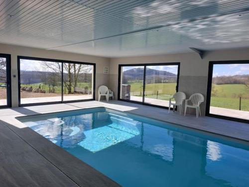 Gîte 15 p avec piscine intérieure : Villas proche de Tannay