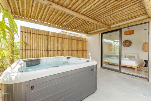 VILLA KASBAR avec spa privé 4 étoiles : Maisons de vacances proche de Grézillac