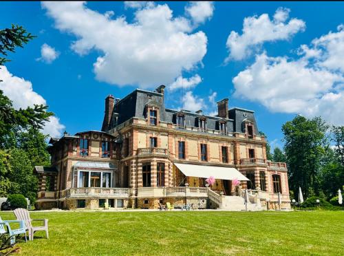 Château de Crènille : B&B / Chambres d'hotes proche de Bernay-Vilbert