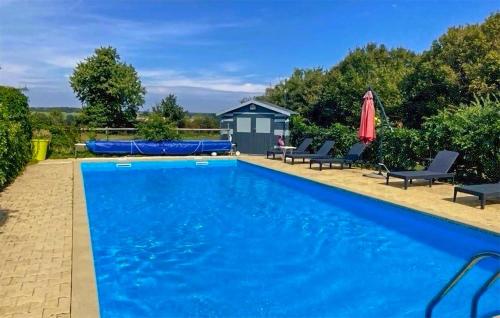 Beautiful home in Eanc with 3 Bedrooms, WiFi and Outdoor swimming pool : Maisons de vacances proche de Martigné-Ferchaud