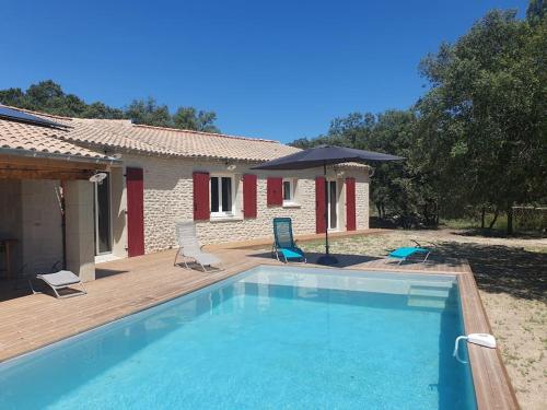 Charmante maison avec piscine : Villas proche de Saint-Restitut