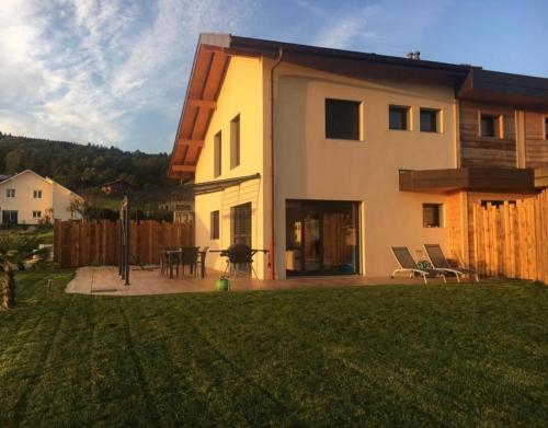 Belle maison avec jardin et vue montagne : Sejours chez l'habitant proche de Metz-Tessy