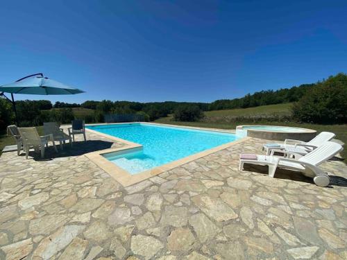 Peaceful gîte with stunning pool near market town : Maisons de vacances proche de Courbiac