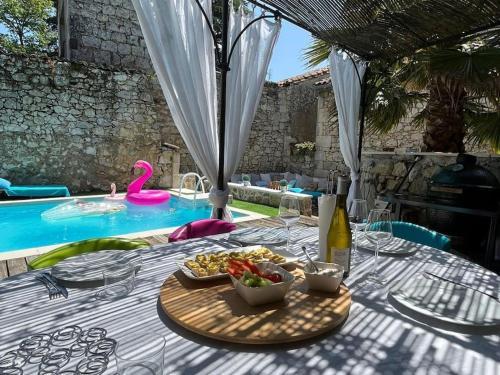 Maison de village avec piscine : Maisons de vacances proche de Castella