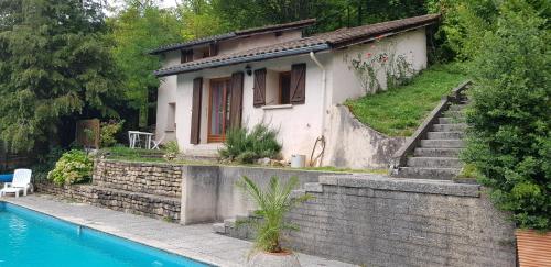 Vert et Blanc, entre rivière et montagne ! : Maisons de vacances proche de Torcieu