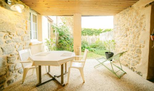 La Petite Bachelière - terrasse couverte extérieure et jacuzzi : Maisons de vacances proche d'Azerat