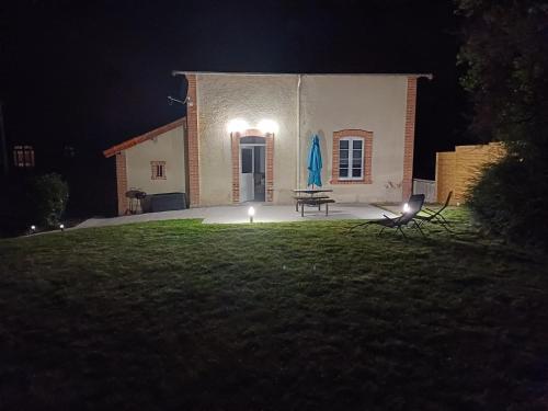 Gîte garde-barrière 2 chambres : Maisons de vacances proche de Saint-Thélo