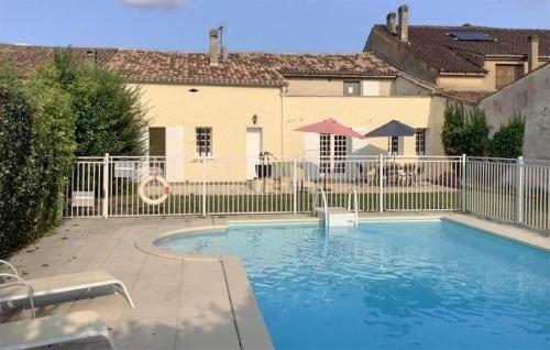 Stunning Home In Saussignac With Outdoor Swimming Pool, Wifi And 3 Bedrooms : Maisons de vacances proche de Cunèges