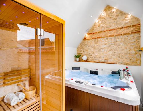 Escapade au Cocon des Plaisirs Secrets Spa &Sauna : Maisons de vacances proche de Croisy-sur-Eure