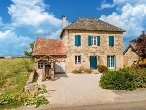 Charming house with private pool and games room in Coubjours : Maisons de vacances proche de Saint-Robert