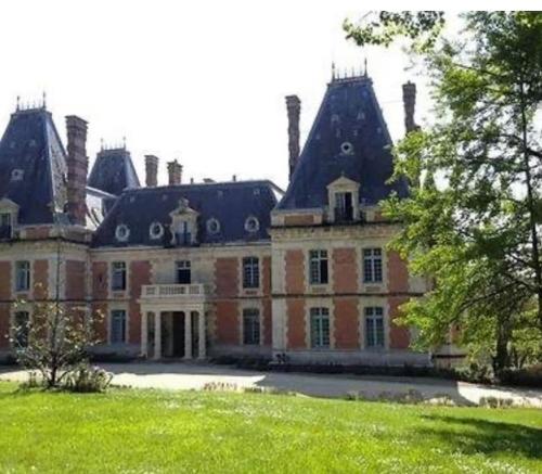 Residencé Château de Monbrison : Appartements proche de Castéra-Bouzet