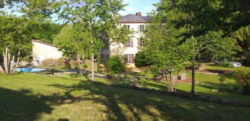 Le CLOS BOURBON : B&B / Chambres d'hotes proche de Ferrières-sur-Sichon