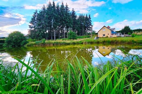 Gîte l-étang des Soays, étang de pêche privé : Maisons de vacances proche de Saint-Émiland