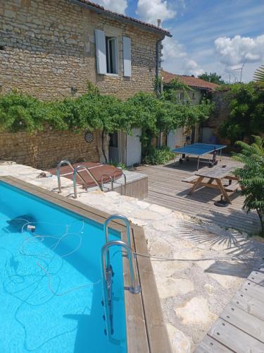 Nid Charentais Angouleme pool jacuzzi : Maisons de vacances proche de Rivières