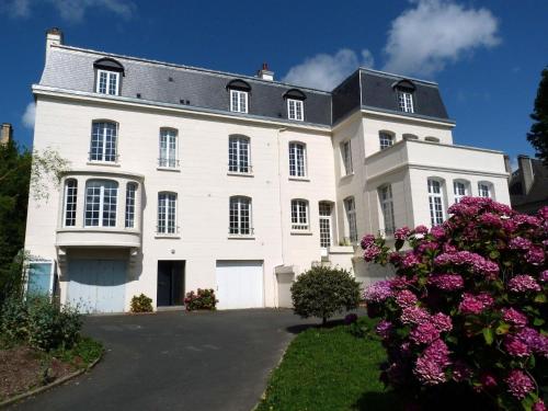 Comfortable holiday apartment on the 2nd floor of an elegant manor house : Maisons de vacances proche de Trelly