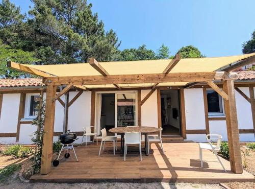 Séjour paisible en famille proche de la nature - logement avec terrasse et aire de jeu : Maisons de vacances proche de Lesperon