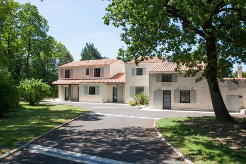 Le Clos des Lilas : B&B / Chambres d'hotes proche d'Angeac-Charente