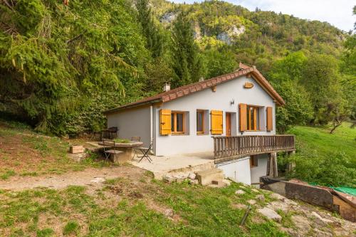 Quiet and Authentic Mountain Chalet : Maisons de vacances proche de Le Petit-Bornand-les-Glières