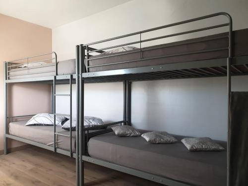 Room in Guest room - Dortoir prive avec 5 lits chez Darange : Maisons d'hotes proche de Dammartin-en-Goële