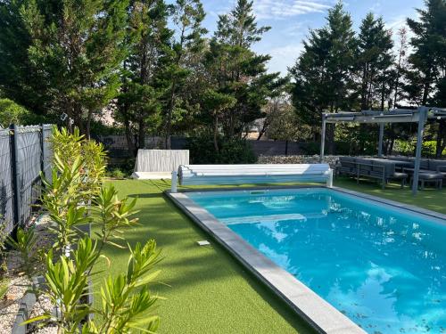 Villa piscine & terrain tennis : Villas proche de Méjannes-le-Clap