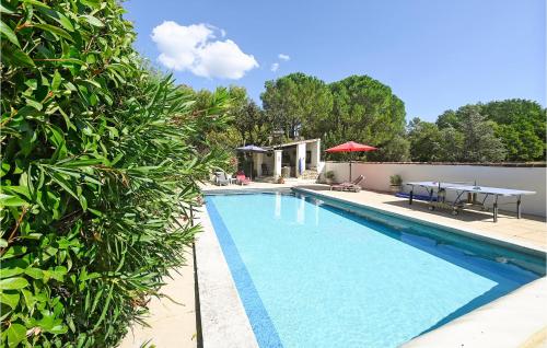 Stunning Home In Maubec With 3 Bedrooms, Wifi And Outdoor Swimming Pool : Maisons de vacances proche de Maubec