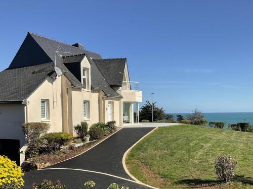 Premium holiday villa with sea view and e-car charging station : Maisons de vacances proche de Lanloup