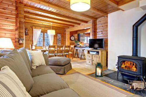Is a traditional 4-star chalet which was largely renovated in 2022 : Maisons de vacances proche de Morzine