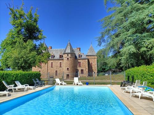 Château de Bussolles & 2 gîtes : Maisons de vacances proche de Lapalisse