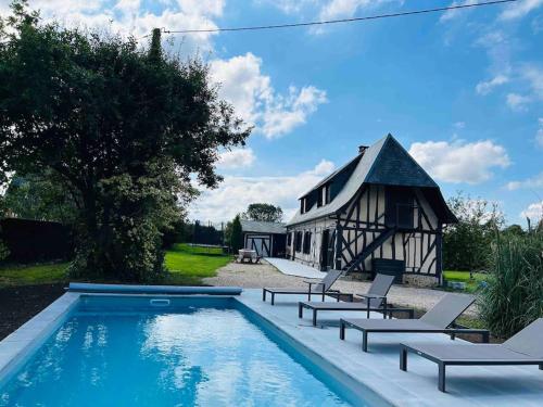 Longère normande rénovée avec piscine : Maisons de vacances proche de Fontaine-la-Soret
